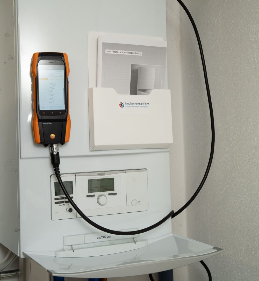 Foto von Therme mit Messgerät zur Abgasmessung